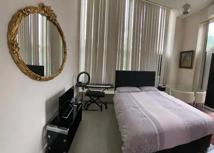 Spacious King Room With Private Entrance - Near Emirates And Camden And King\'S Cross - 5 Min To Tube