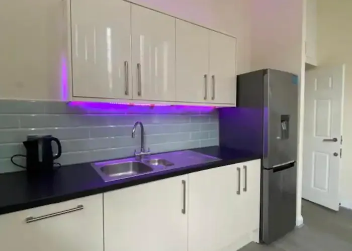 Spacious King Room With Private Entrance - Near Emirates And Camden And King\'S Cross - 5 Min To Tube