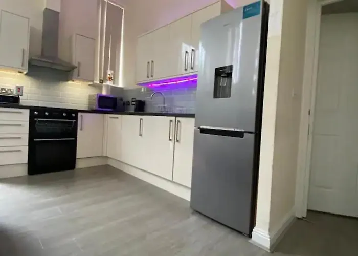 Spacious King Room With Private Entrance - Near Emirates And Camden And King\'S Cross - 5 Min To Tube