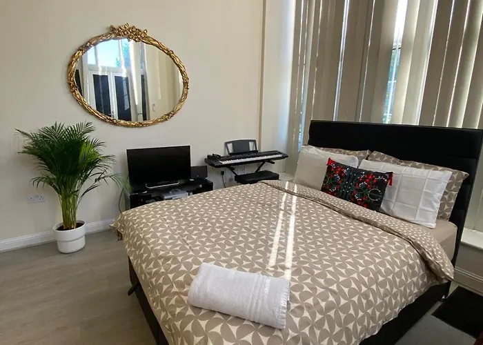 Spacious King Room With Private Entrance - Near Emirates And Camden And King\'S Cross - 5 Min To Tube