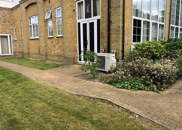 Spacious King Room With Private Entrance - Near Emirates And Camden And King\'S Cross - 5 Min To Tube