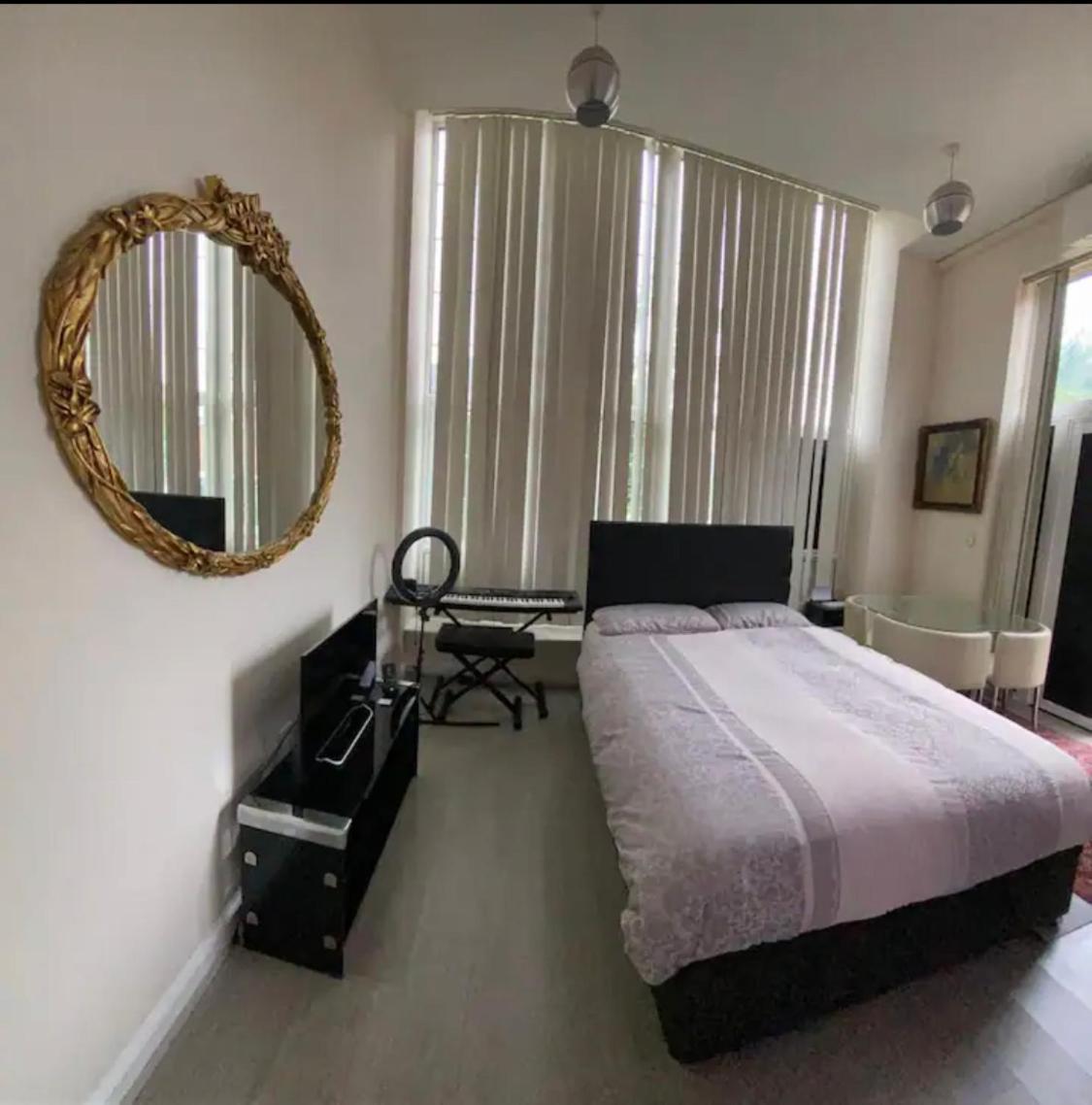 Spacious King With Private Entrance - Near Emirates And Camden And King's Cross - 5 Min To Tube