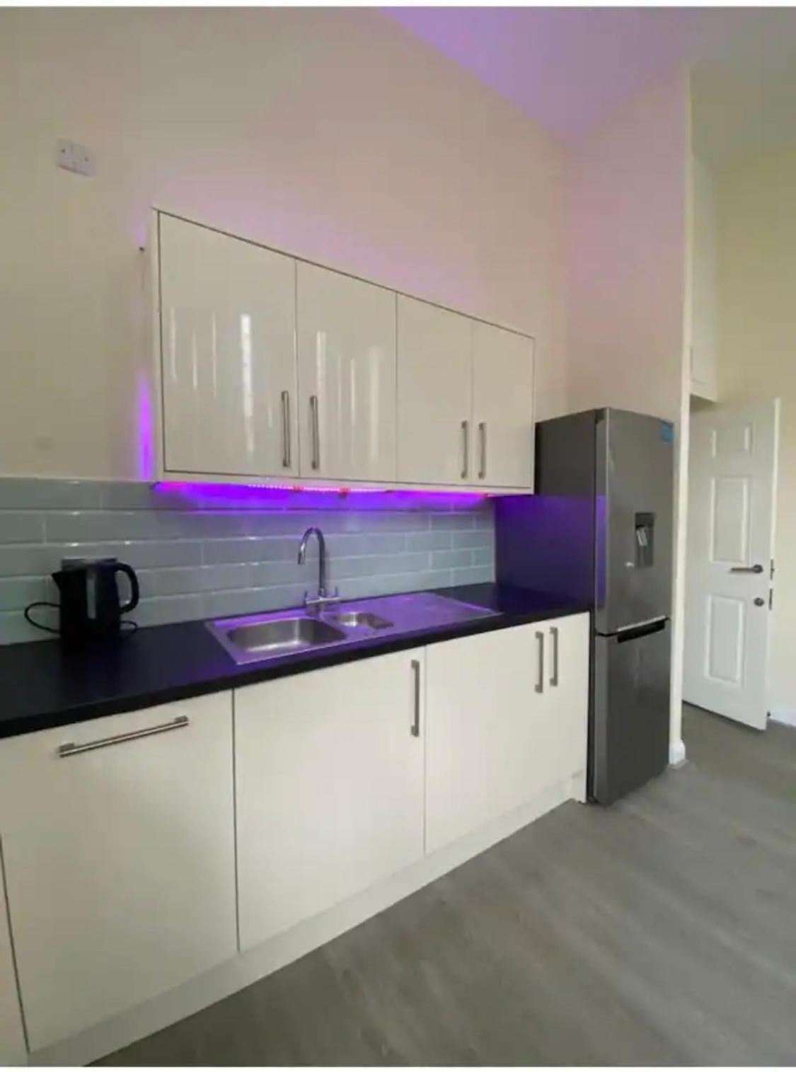 Homestay Spacious King With Private Entrance - Near Emirates And Camden And King's Cross - 5 Min To Tube *