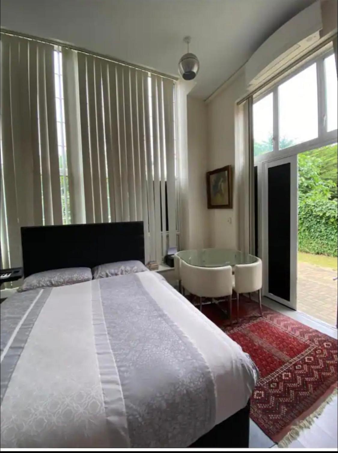 Spacious King With Private Entrance - Near Emirates And Camden And King's Cross - 5 Min To Tube * Finchley