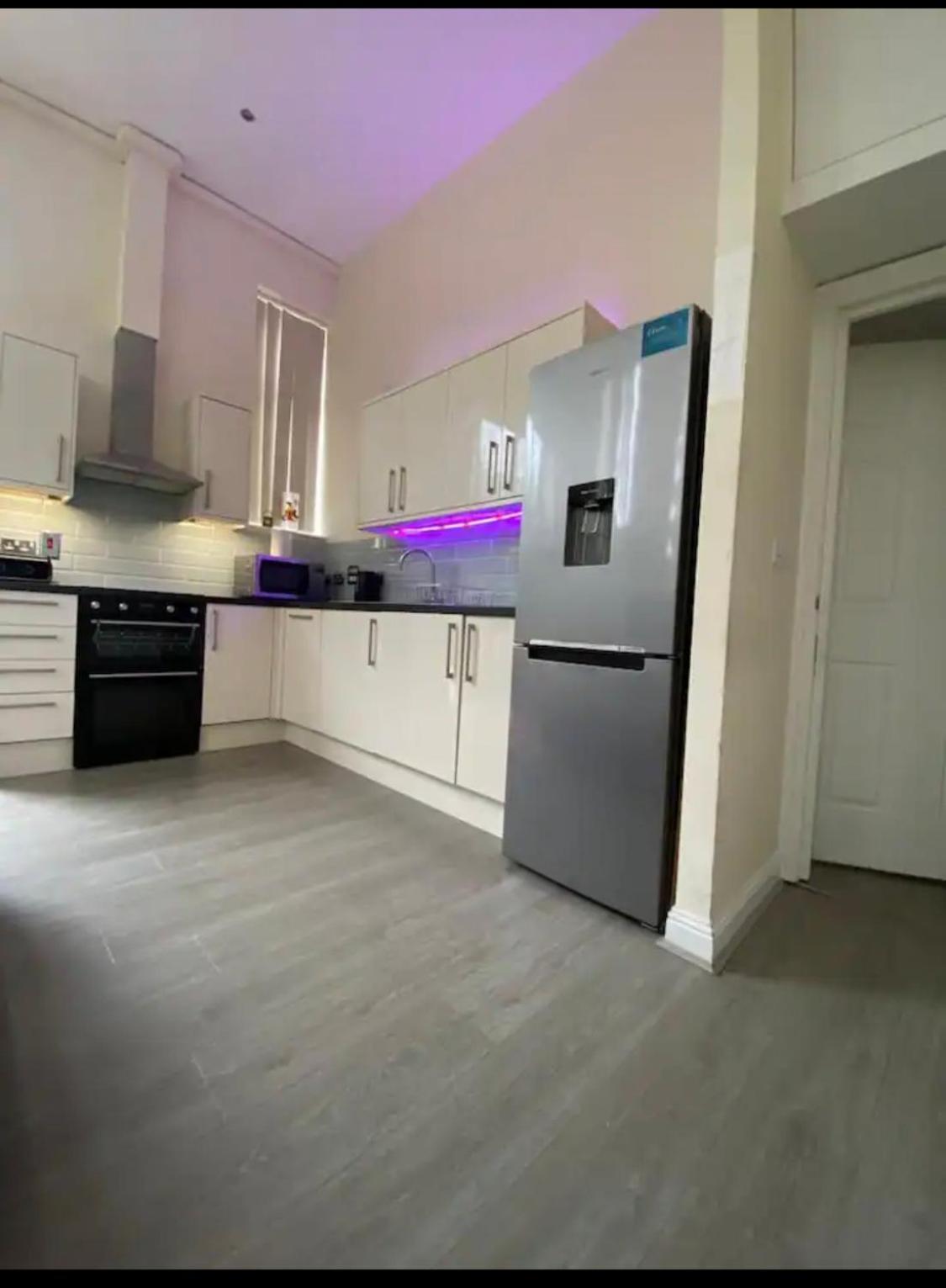 Spacious King With Private Entrance - Near Emirates And Camden And King's Cross - 5 Min To Tube